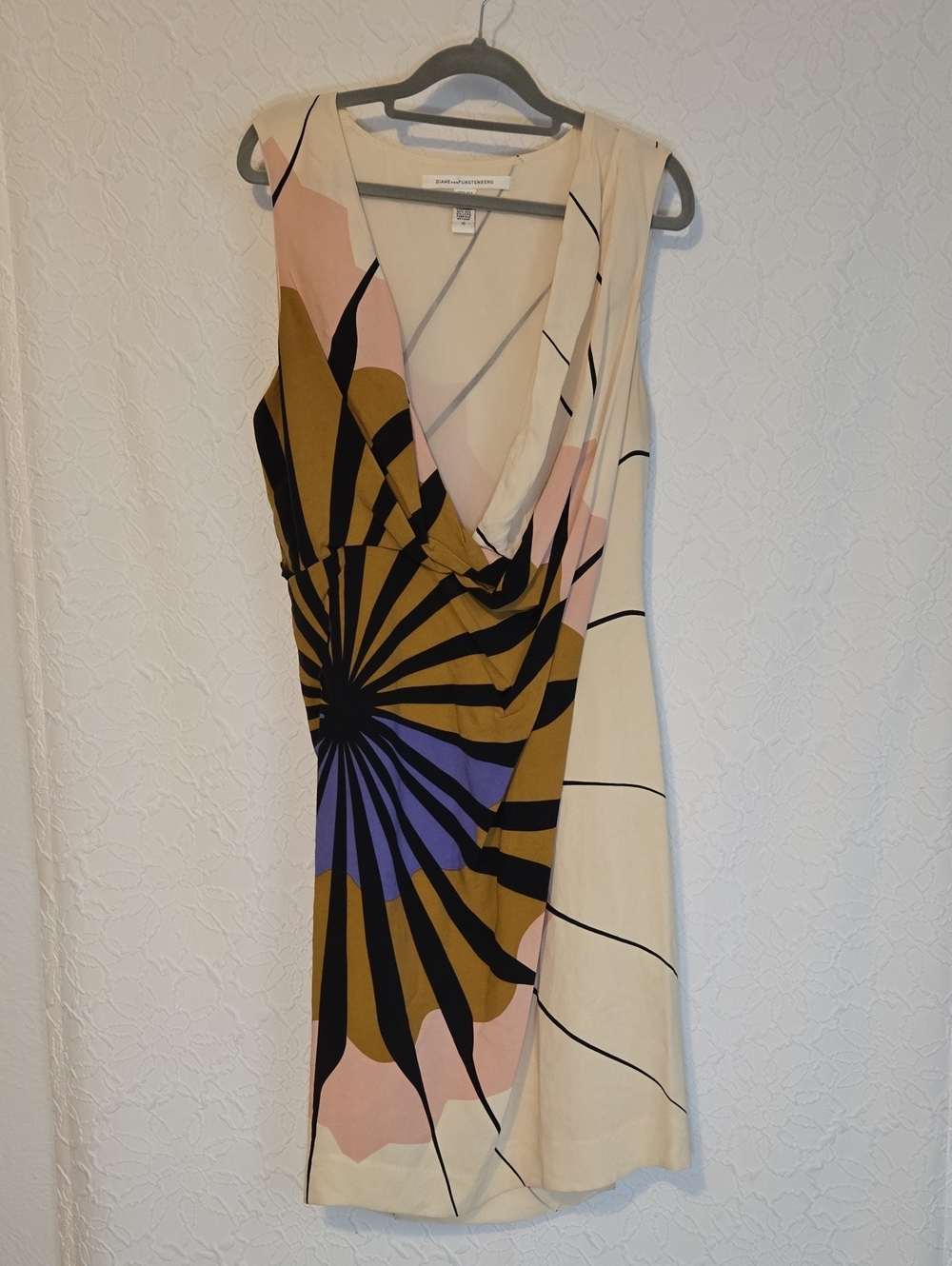 Rare Diane Von Furstenberg 100% Silk Sheath Dress With Plunging Neckline